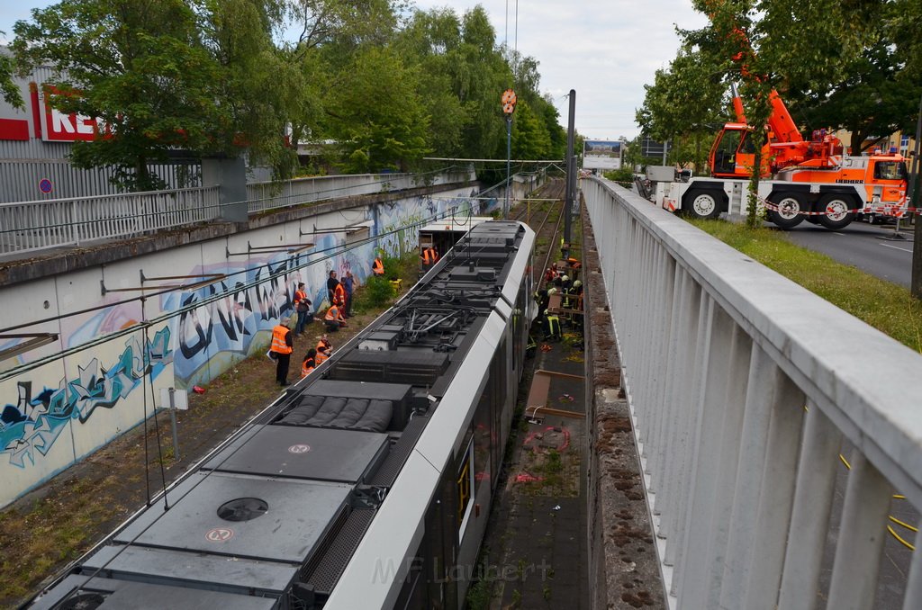 Unfall zwischen zwei KVB Bahnen Koeln Hoehenhaus Im Weidenbruch P350.JPG